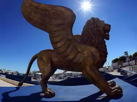 Der geflügelte Goldene Löwe, Symbol des Internationalen Filmfestspiele von Venedig. - Foto: Claudio Onorati/ANSA/epa/dpa