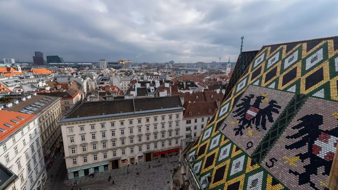 Blick vom Nordturm des Stephansdoms auf Wien: In Österreich wird für einen Großteil der Mieten in den nächsten drei Jahren ein Preisdeckel eingeführt. - Bild: Robert Michael/dpa-Zentralbild/dpa