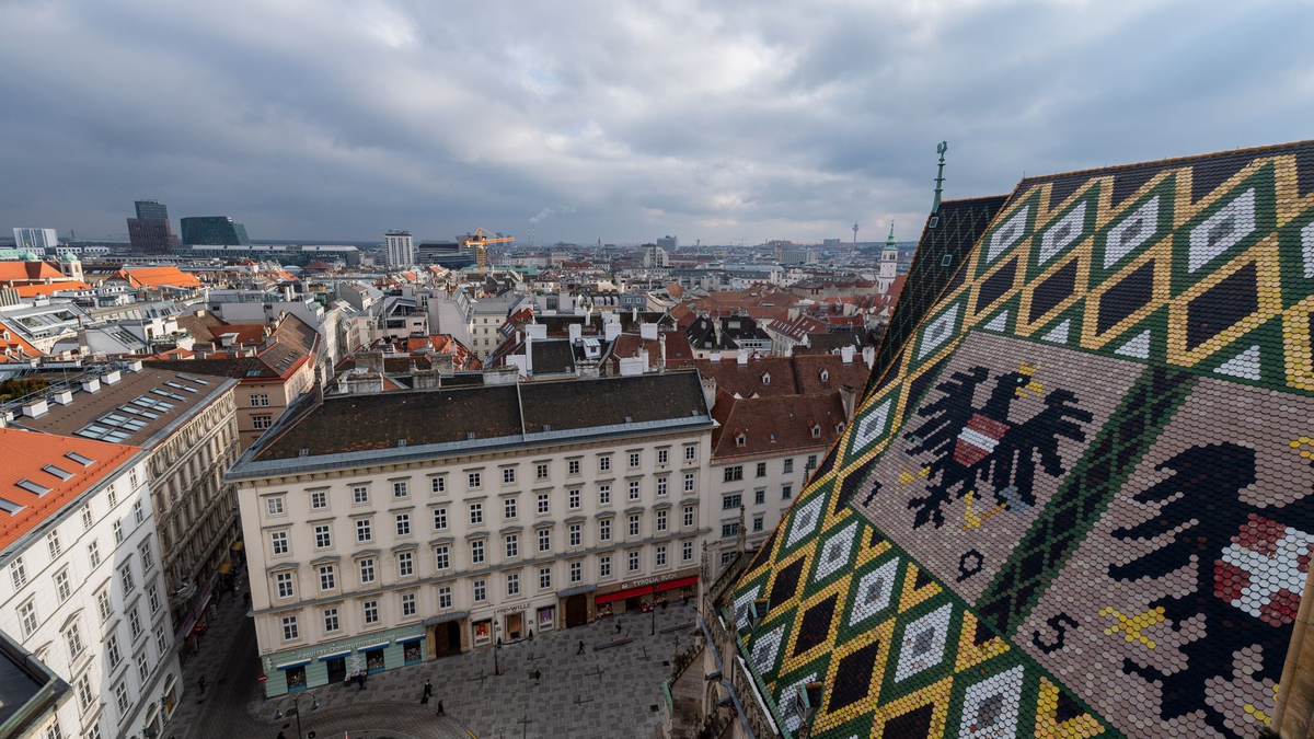 Blick vom Nordturm des Stephansdoms auf Wien: In Österreich wird für einen Großteil der Mieten in den nächsten drei Jahren ein Preisdeckel eingeführt. - Foto: Robert Michael/dpa-Zentralbild/dpa