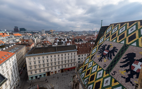 Blick vom Nordturm des Stephansdoms auf Wien: In Österreich wird für einen Großteil der Mieten in den nächsten drei Jahren ein Preisdeckel eingeführt. - Foto: Robert Michael/dpa-Zentralbild/dpa