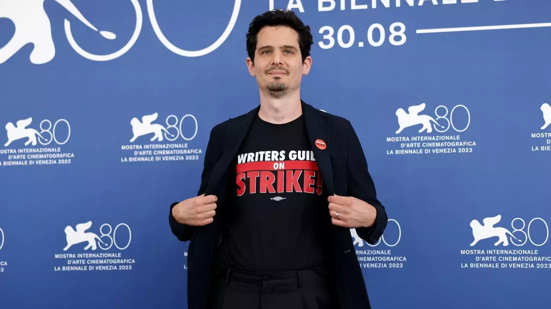 Jurypräsident Damien Chazelle
trägt ein T-Shirt mit dem Slogan «Writers Guild on Strike» in Venedig. - Bild: Vianney Le Caer/Invision/AP/dpa