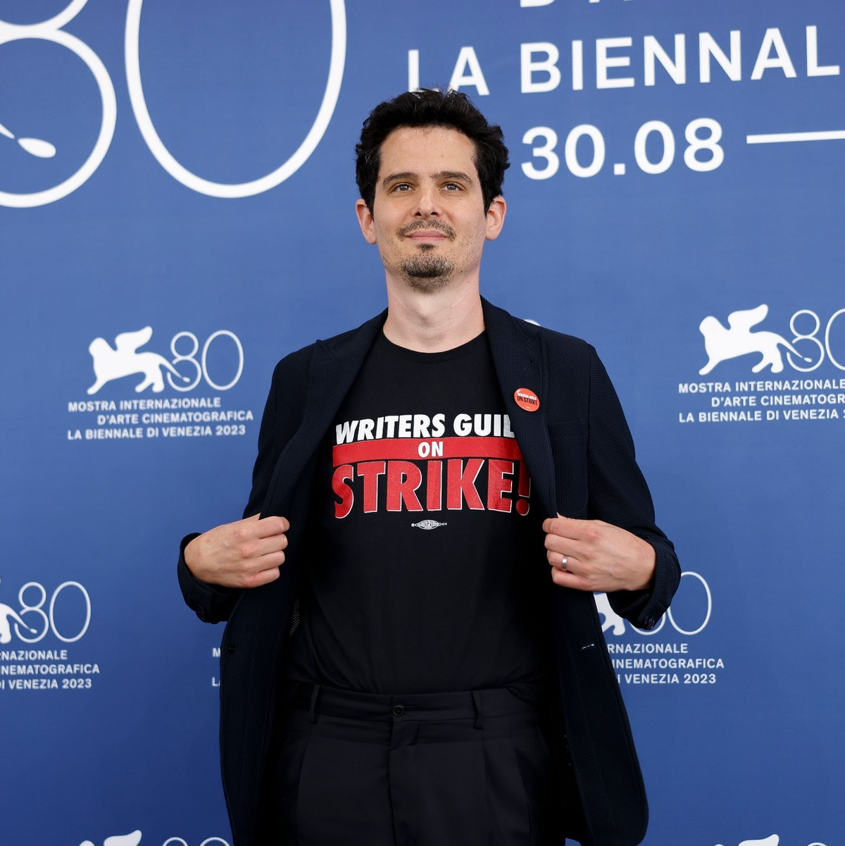 Jurypräsident Damien Chazelle
trägt ein T-Shirt mit dem Slogan «Writers Guild on Strike» in Venedig. - Foto: Vianney Le Caer/Invision/AP/dpa