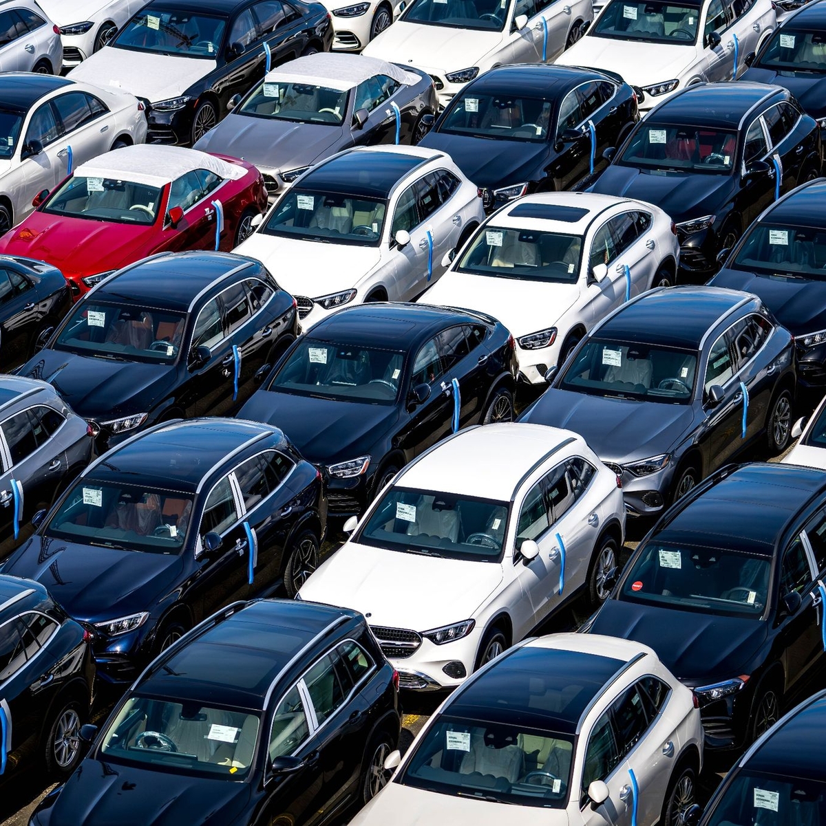 Der Autoabsatz insgesamt ist nur schleppend. (Archivbild)  - Foto: Sina Schuldt/dpa