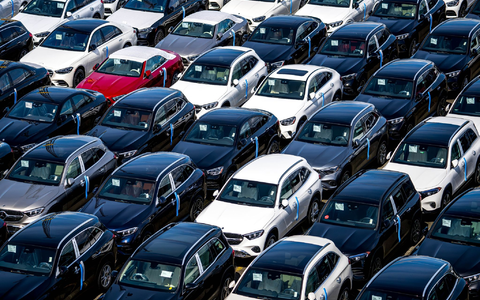 Der Autoabsatz insgesamt ist nur schleppend. (Archivbild)  - Foto: Sina Schuldt/dpa