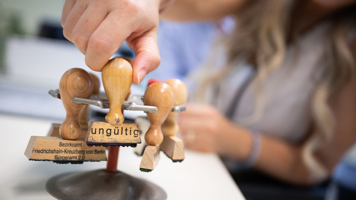 Stempel im Ausbildungsbürgeramt in Berlin. Justizminister Marco Buschmann ist davon überzeugt, dass viele Betriebe in Deutschland unter einem bürokratischen Burn-Out leiden. - Foto: Sebastian Christoph Gollnow/dpa