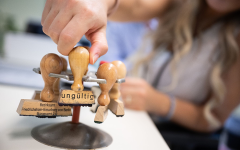 Stempel im Ausbildungsbürgeramt in Berlin. Justizminister Marco Buschmann ist davon überzeugt, dass viele Betriebe in Deutschland unter einem bürokratischen Burn-Out leiden. - Foto: Sebastian Christoph Gollnow/dpa