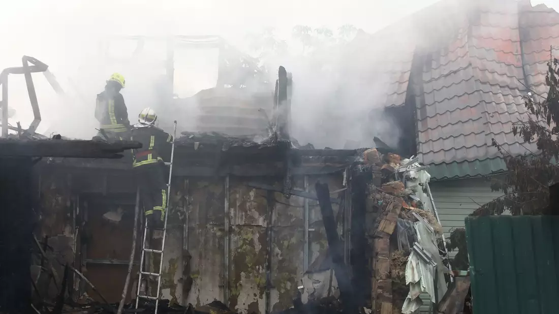 Feuerwehrleute löschen nach einem Raketenangriff nahe Kiew. - Bild: Ukrinform/dpa