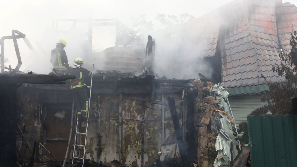 Feuerwehrleute löschen nach einem Raketenangriff nahe Kiew. - Foto: Ukrinform/dpa