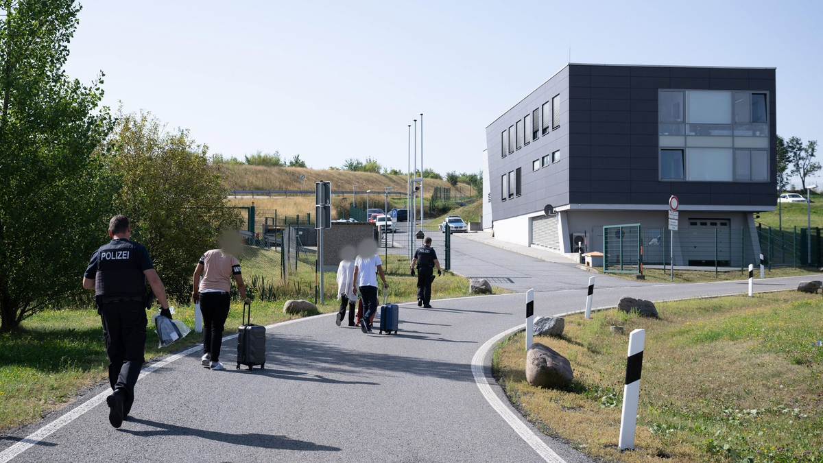Bundespolizisten nehmen auf einem Rastplatz an der Autobahn 17 vier mutmaßliche Schleuser in Gewahrsam. - Foto: Sebastian Kahnert/dpa