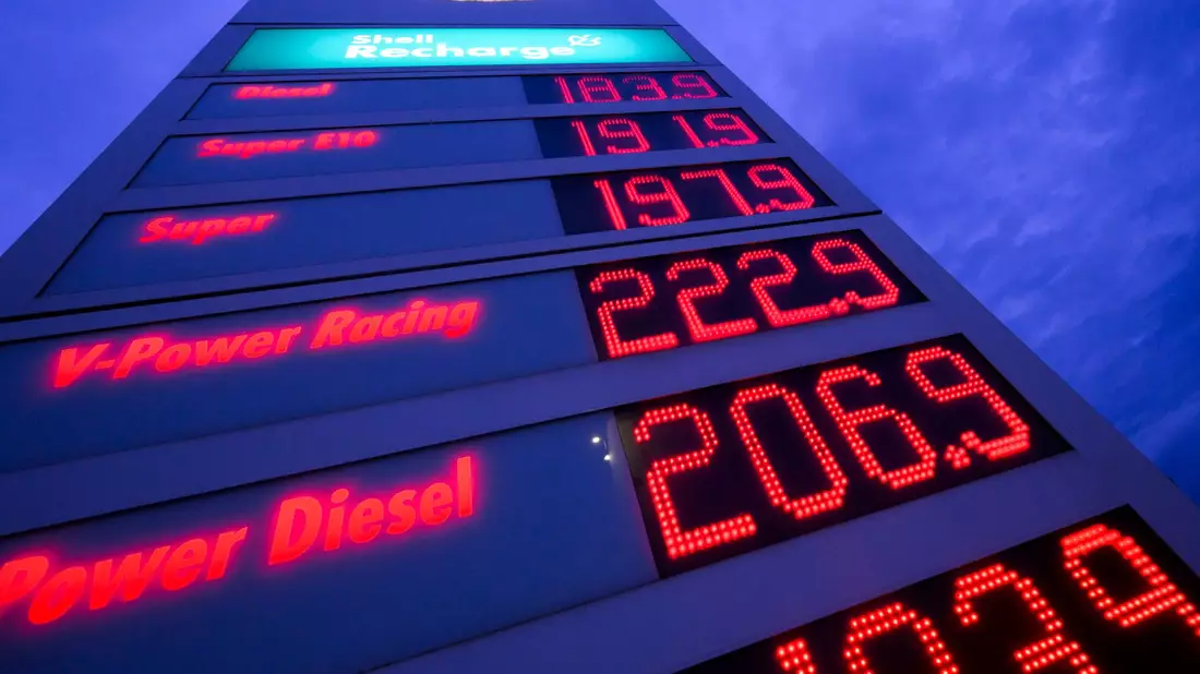 Spritpreise leuchten auf der Anzeigetafel einer Tankstelle. - Bild: Julian Stratenschulte/dpa