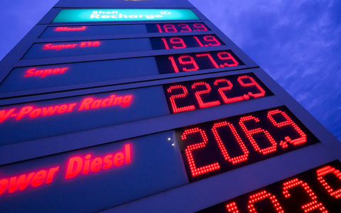 Spritpreise leuchten auf der Anzeigetafel einer Tankstelle. - Foto: Julian Stratenschulte/dpa
