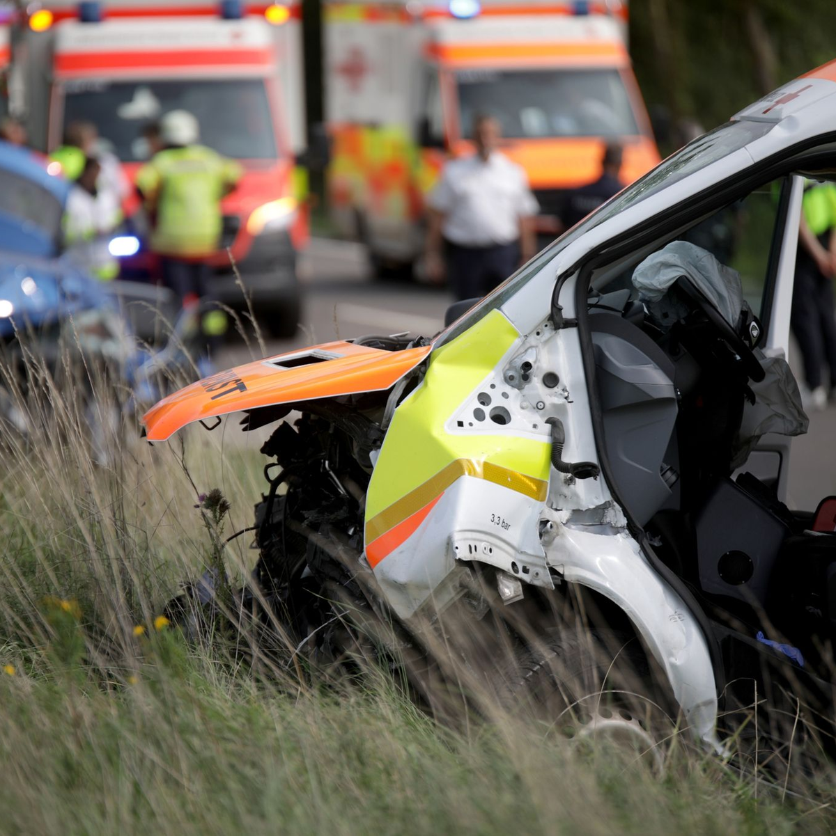 Der verunfallte Krankenwagen an der Unfallstelle auf einer Straße zwischen Geslau und Colmberg im Landkreis Ansbach. - Foto: Zahn/vifogra/dpa