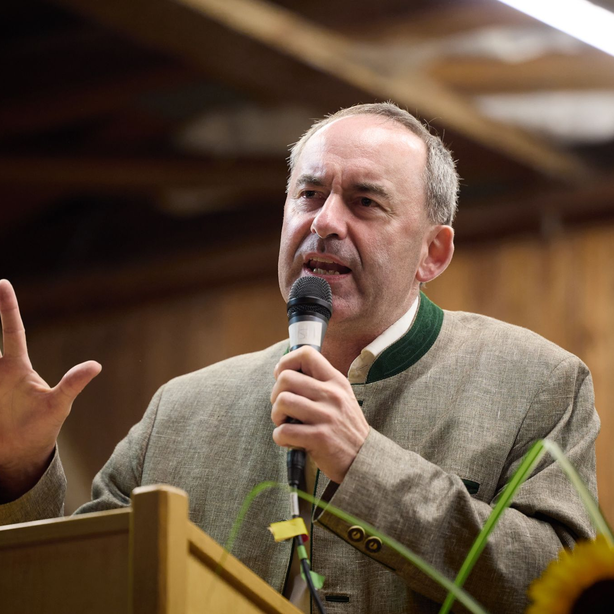 Bayerns Vize-Regierungschef Hubert Aiwanger sieht sich mit schweren Vorwürfen konfrontiert. - Foto: Tobias C. Köhler/dpa