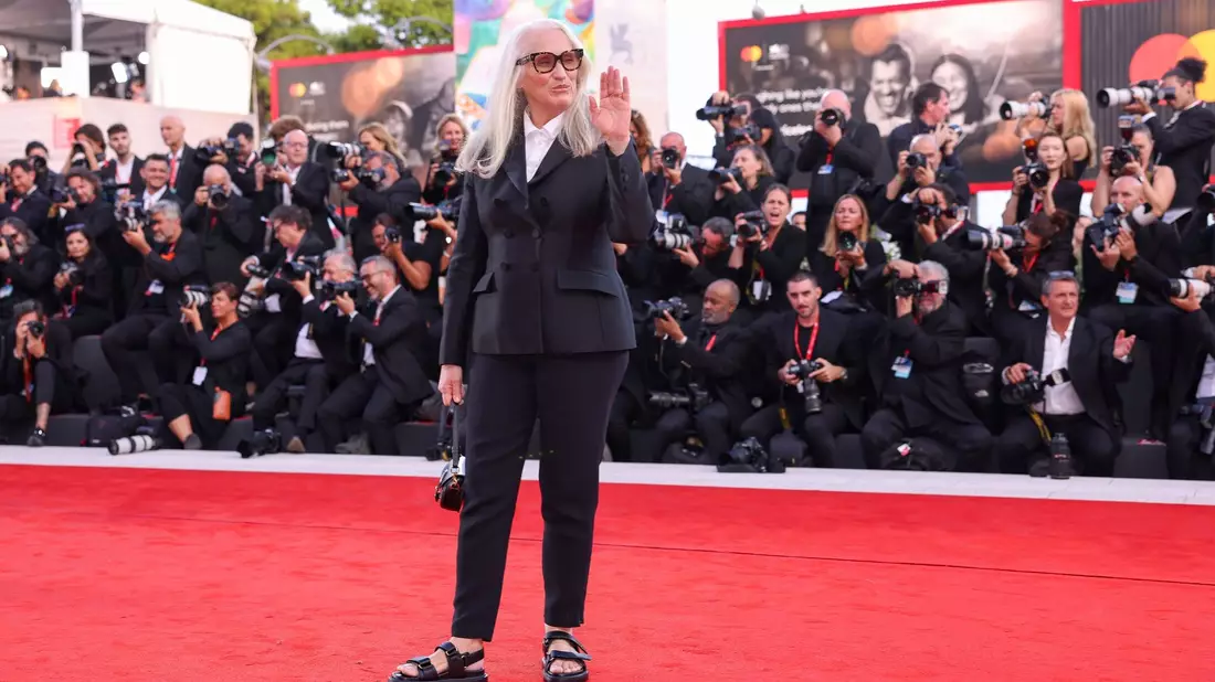 Mit leichtem Schuhwerk auf dem roten Teppich: Jurymitglied Jane Campion. - Bild: Vianney Le Caer/Invision/AP/dpa