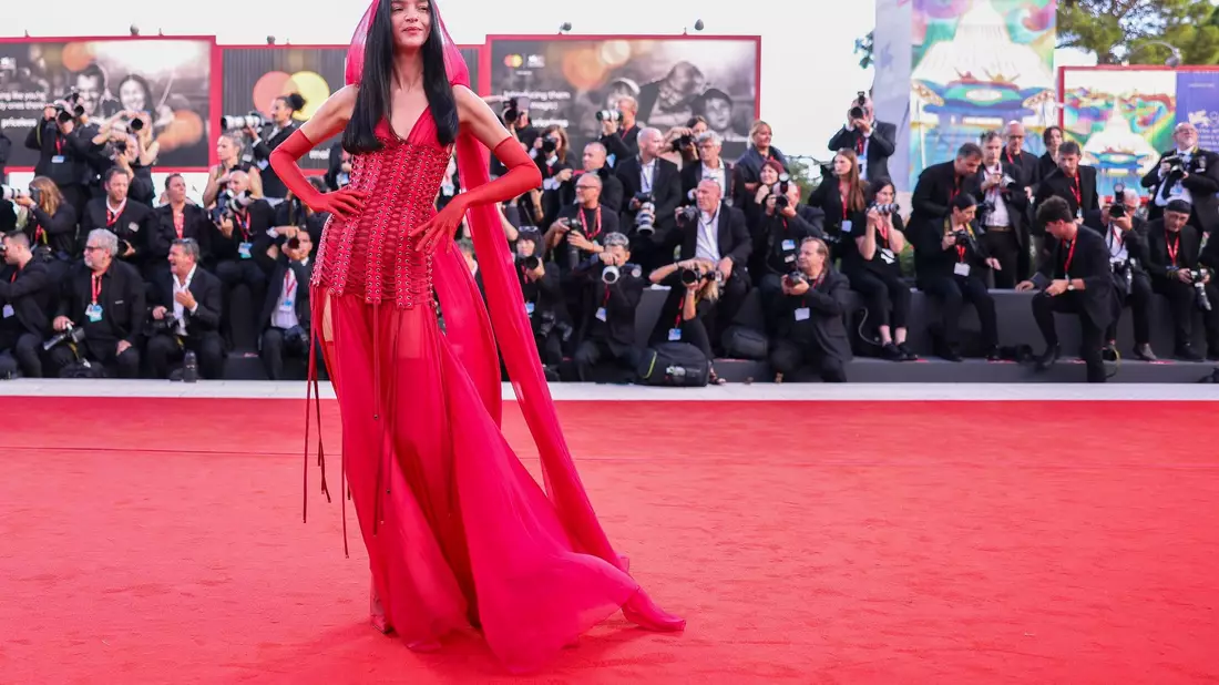 Ein Traum in Rot: das italienische Model Mariacarla Boscono. - Bild: Vianney Le Caer/Invision/AP/dpa