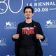 Jurypräsident Damien Chazelle
trägt ein T-Shirt mit dem Slogan «Writers Guild on Strike» in Venedig. - Foto: Vianney Le Caer/Invision/AP/dpa