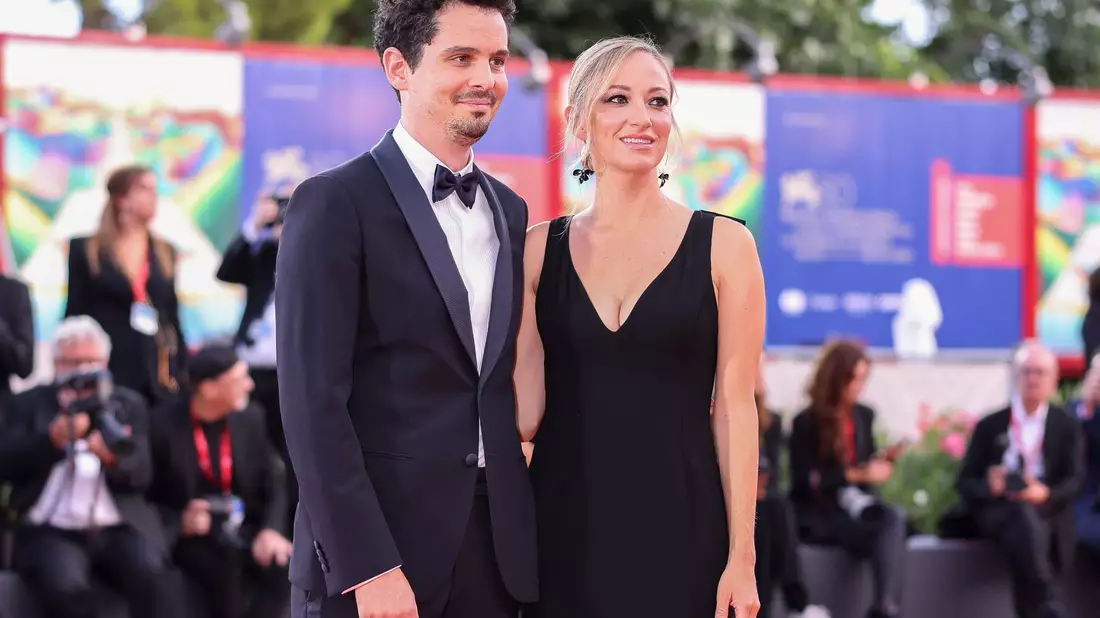 Jury-Präsident Damien Chazelle ist mit seiner Frau Olivia Hamilton nach Venedig gekommen. - Bild: Vianney Le Caer/Invision/AP/dpa
