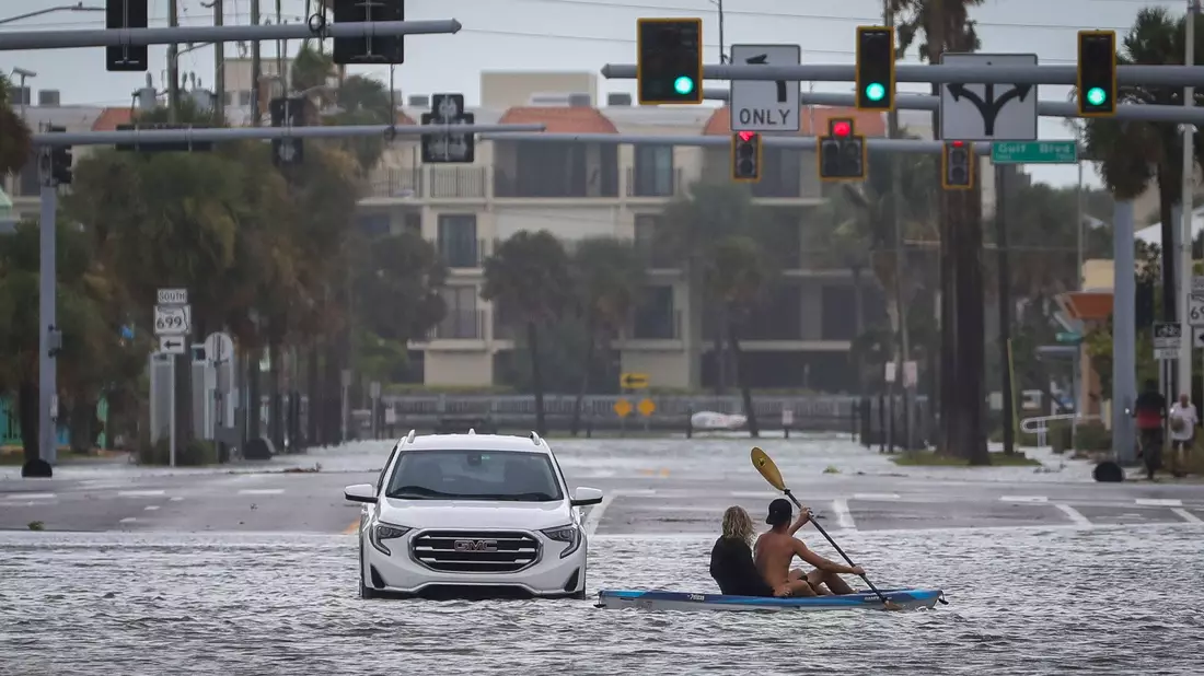 Eine überflutete Straße in St. Pete Beach (Florida). - Bild: Chris Urso/Tampa Bay Times via ZUMA Press/dpa