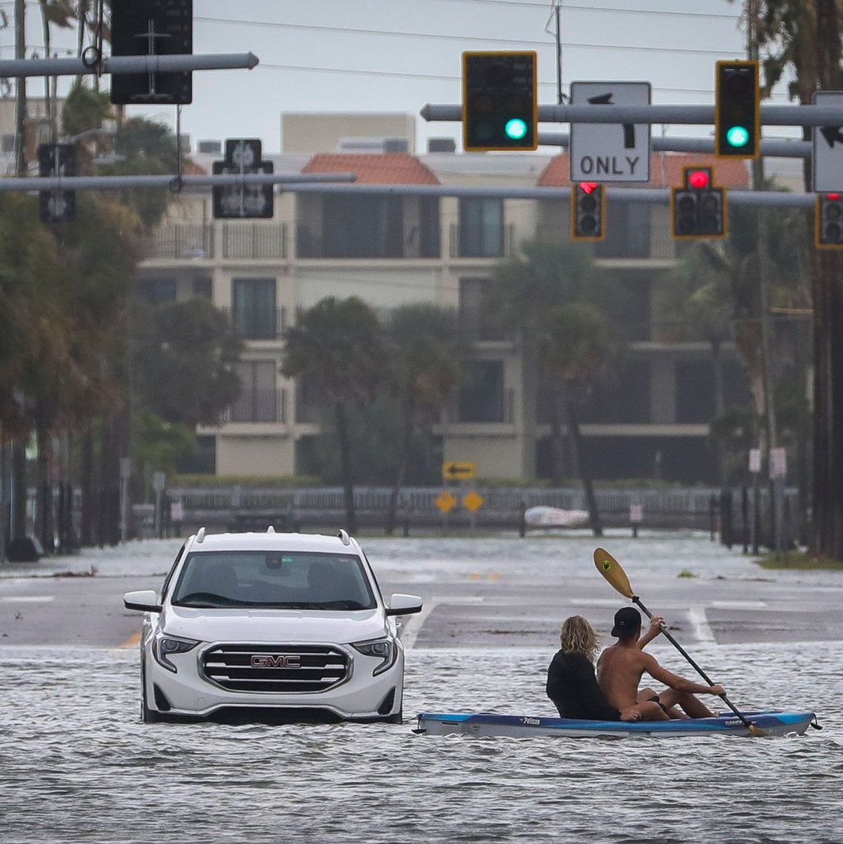 Eine überflutete Straße in St. Pete Beach (Florida). - Foto: Chris Urso/Tampa Bay Times via ZUMA Press/dpa