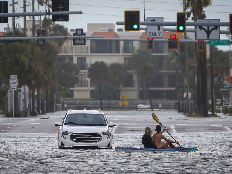 Eine überflutete Straße in St. Pete Beach (Florida). - Foto: Chris Urso/Tampa Bay Times via ZUMA Press/dpa