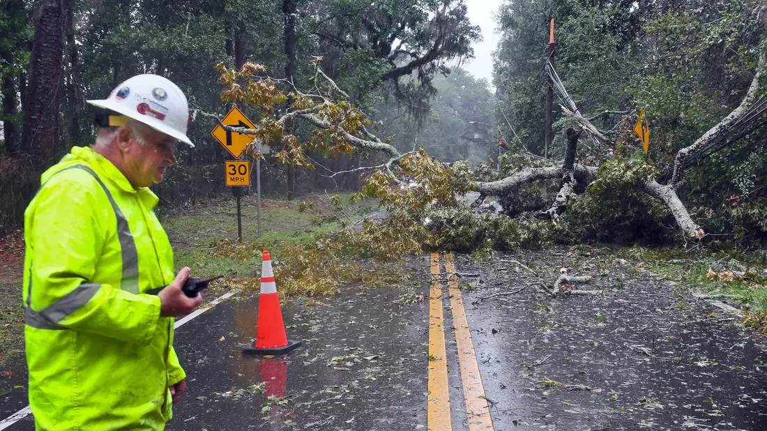 Ein Elektriker der Stadt Tallahassee begutachtet die Schäden an den Stromleitungen. - Bild: Phil Sears/AP/dpa