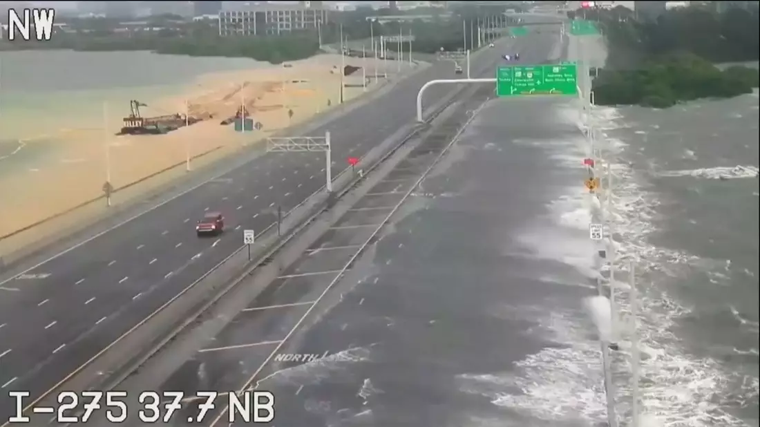 Das Bild einer Verkehrsüberwachungskamera zeigt die überflutete Interstate 275. - Bild: FDOT/AP/dpa