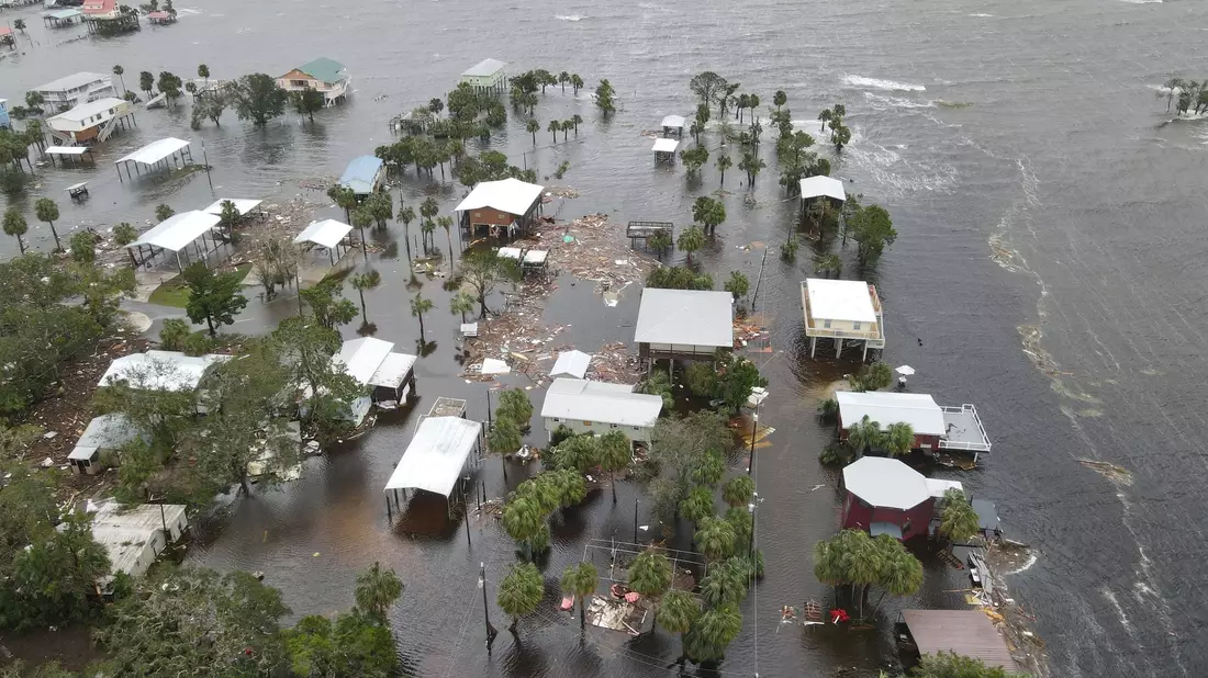 Vom Wasser umgeben: Häuser in der überfluteten Stadt Horseshoe Beach. - Bild: Tampa Bay Times/Tampa Bay Times via ZUMA Press/dpa