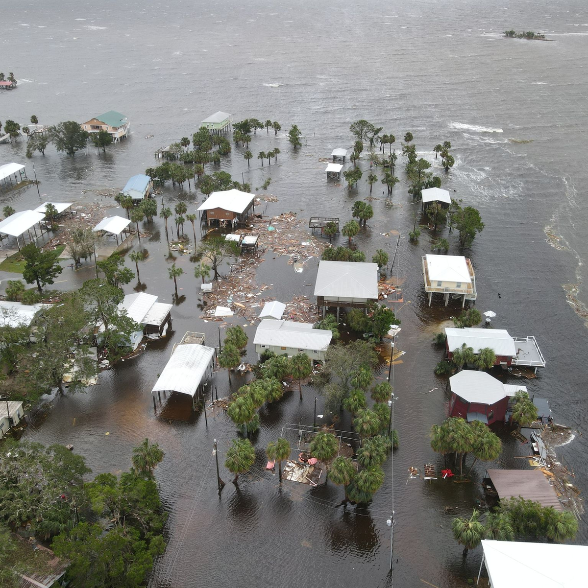 Vom Wasser umgeben: Häuser in der überfluteten Stadt Horseshoe Beach. - Foto: Tampa Bay Times/Tampa Bay Times via ZUMA Press/dpa