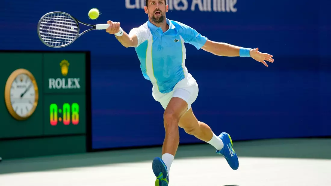 Novak Djokovic setzte sich souverän gegen Bernabe Zapata Miralles durch. - Bild: John Minchillo/AP/dpa