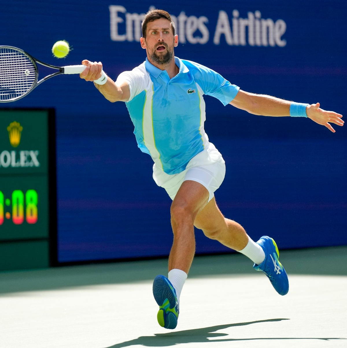 Novak Djokovic setzte sich souverän gegen Bernabe Zapata Miralles durch. - Foto: John Minchillo/AP/dpa
