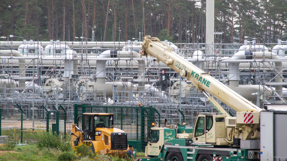 Blick auf Rohrsysteme und Absperrvorrichtungen im Gasknotenpunkt der Firma Gascade Gastransport GmbH im vorpommerschen Lubmin. - Foto: Stefan Sauer/dpa