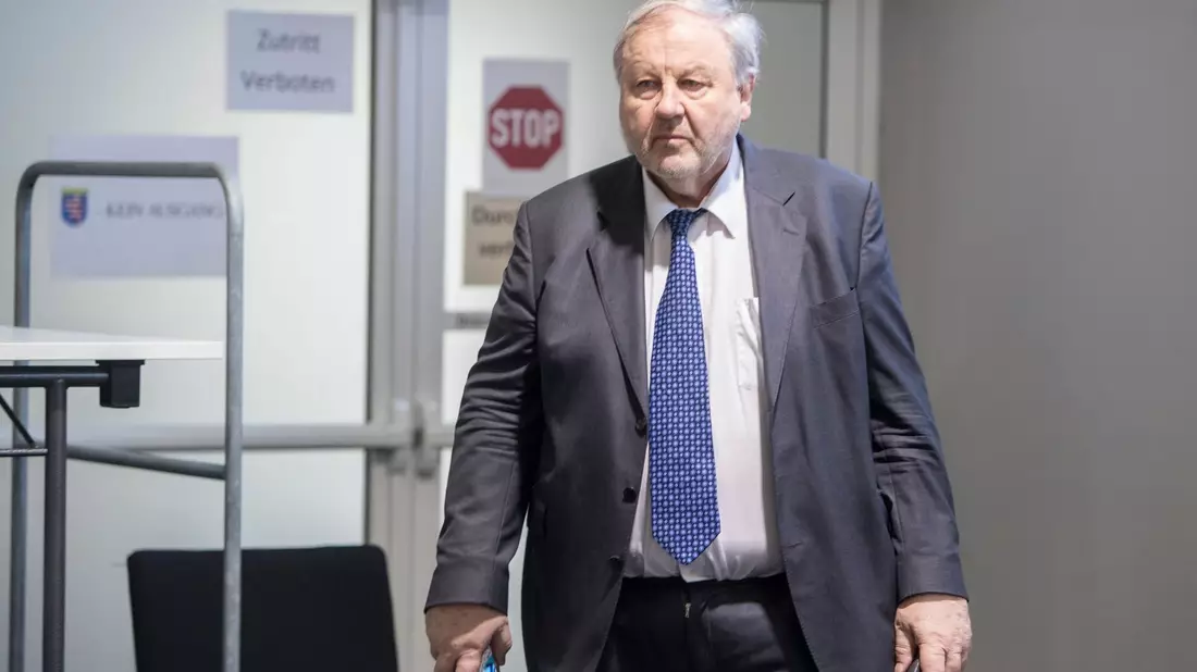 Der angeklagte Hanno Berger gilt als Architekt der Cum-Ex-Deals, bei dem sich Banken und Investoren nie gezahlte Kapitalertragssteuern erstatten ließen und den Staat um Milliarden Euro geprellt haben sollen. - Bild: Helmut Fricke/dpa