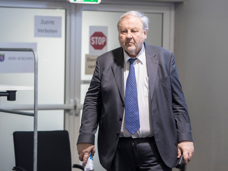 Der angeklagte Hanno Berger gilt als Architekt der Cum-Ex-Deals, bei dem sich Banken und Investoren nie gezahlte Kapitalertragssteuern erstatten ließen und den Staat um Milliarden Euro geprellt haben sollen. - Foto: Helmut Fricke/dpa