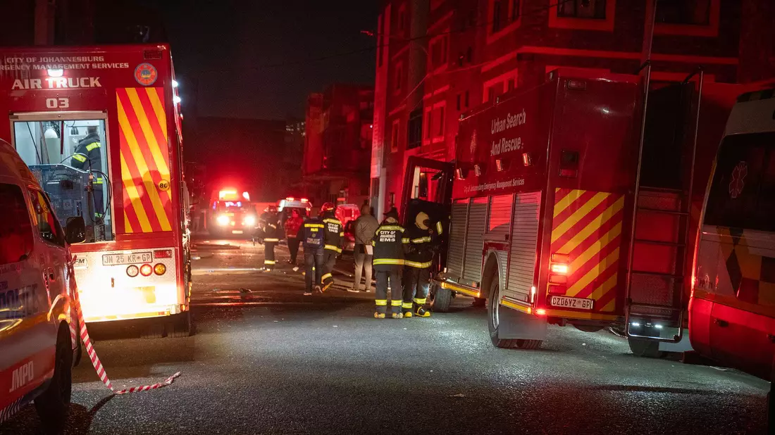 Feuerwehrleute kämpfen in Johannesburg gegen den Großbrand. - Bild: Uncredited/AP/dpa
