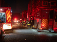 Feuerwehrleute kämpfen in Johannesburg gegen den Großbrand. - Foto: Uncredited/AP/dpa