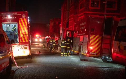Feuerwehrleute kämpfen in Johannesburg gegen den Großbrand. - Foto: Uncredited/AP/dpa