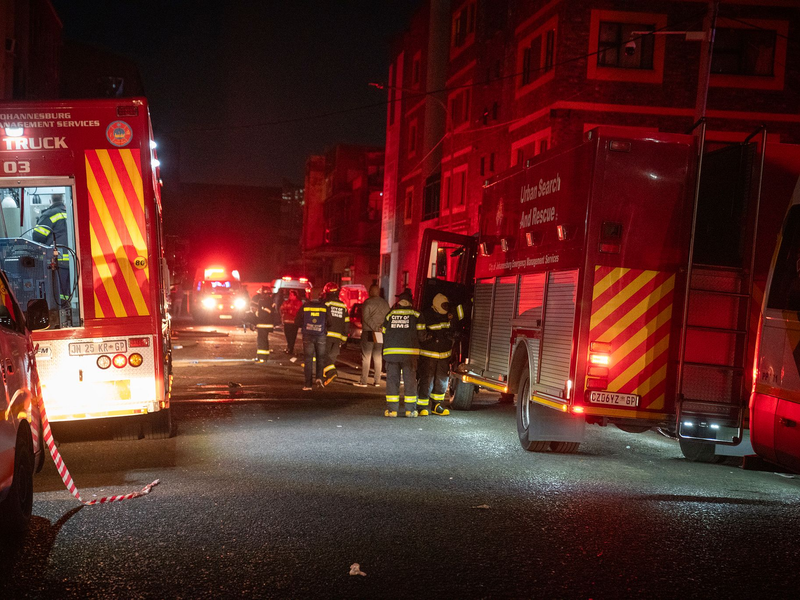 Feuerwehrleute kämpfen in Johannesburg gegen den Großbrand. - Foto: Uncredited/AP/dpa