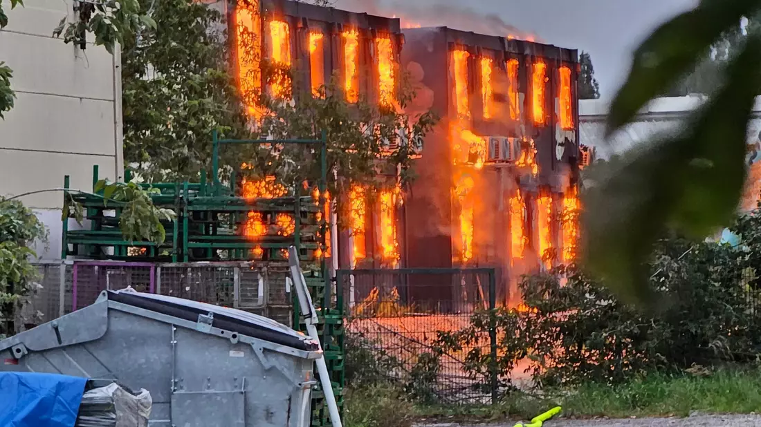 Eine Lagerhalle mit Maschinenteilen und Papier ist in Berlin-Marzahn in Brand geraten. - Bild: Sappeck/BLP/dpa