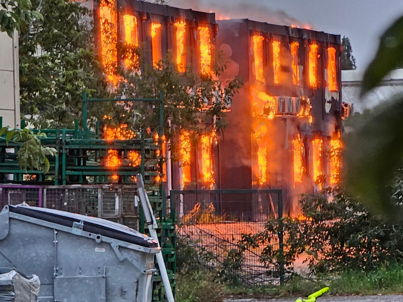 Eine Lagerhalle mit Maschinenteilen und Papier ist in Berlin-Marzahn in Brand geraten. - Foto: Sappeck/BLP/dpa