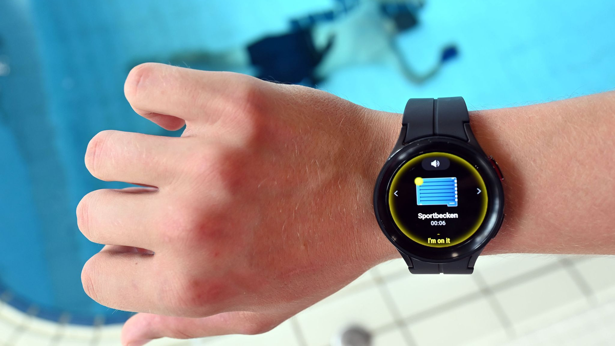 KI-gestützte Technik soll im Schwimmbad Situationen vor dem eigentlichen Notfall als Gefahr identifizieren. - Foto: Uli Deck/dpa