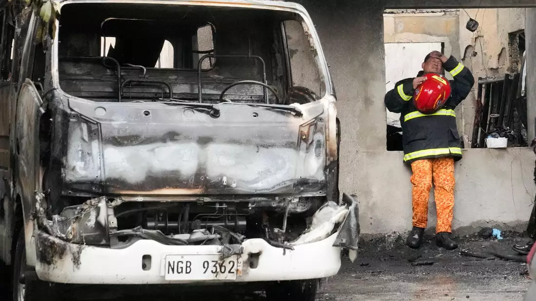 In einem Wohnhaus mit Textilfabrik in Quezon City ist ein Feuer ausgebrochen. Mindestens 16 Menschen kamen dabei ums Leben. - Bild: Aaron Favila/AP/dpa
