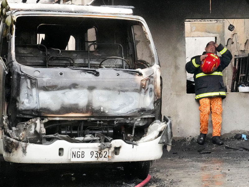 Hunderttausende Gläubige sind in den Straßen von Manila unterwegs. - Foto: Aaron Favila/AP/dpa