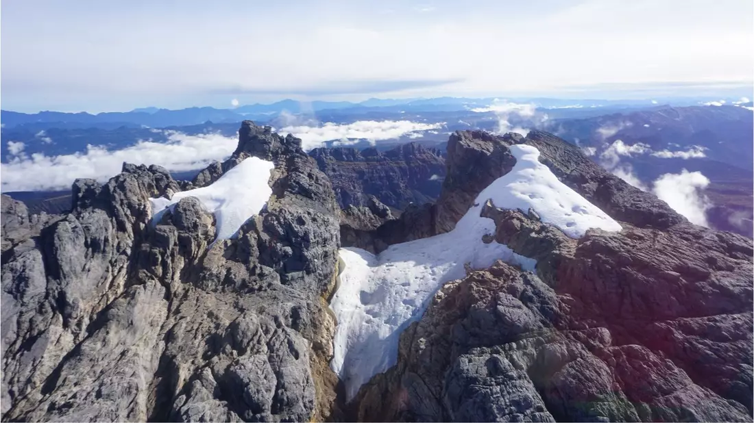 Der Puncak-Jaya-Gletscher in der indonesischen Provinz Papua ist einer der wenigen tropischen Gletscher der Welt. - Bild: dpa
