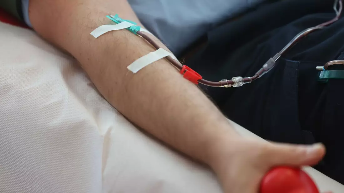 Die Deutsche Aidshilfe kritisiert die neuen Richtlinien für Blutspenden. - Bild: Bodo Schackow/dpa