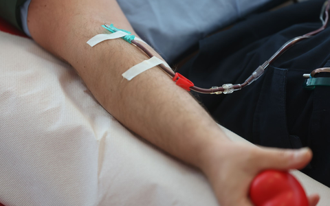 Die Deutsche Aidshilfe kritisiert die neuen Richtlinien für Blutspenden. - Foto: Bodo Schackow/dpa