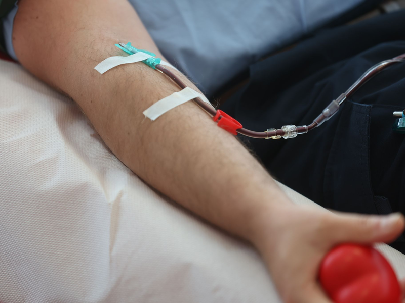 Die Deutsche Aidshilfe kritisiert die neuen Richtlinien für Blutspenden. - Foto: Bodo Schackow/dpa