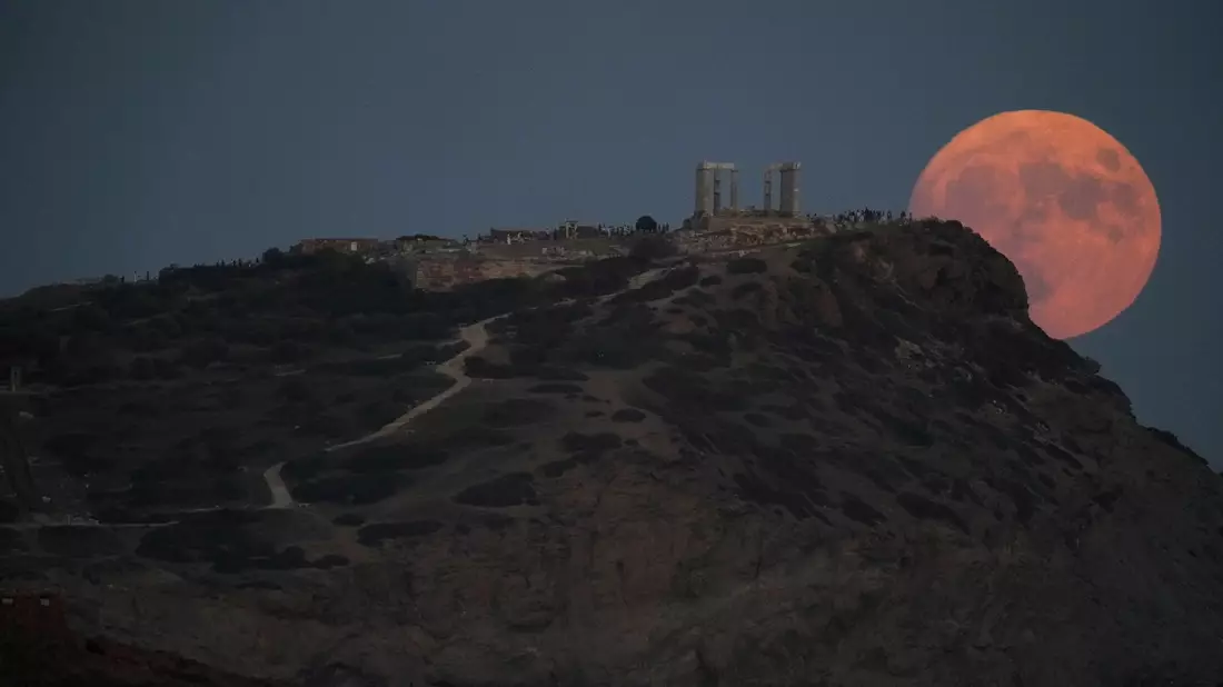 Auch in Athen war der Supermond gut zu sehen. - Bild: Thanassis Stavrakis/AP/dpa