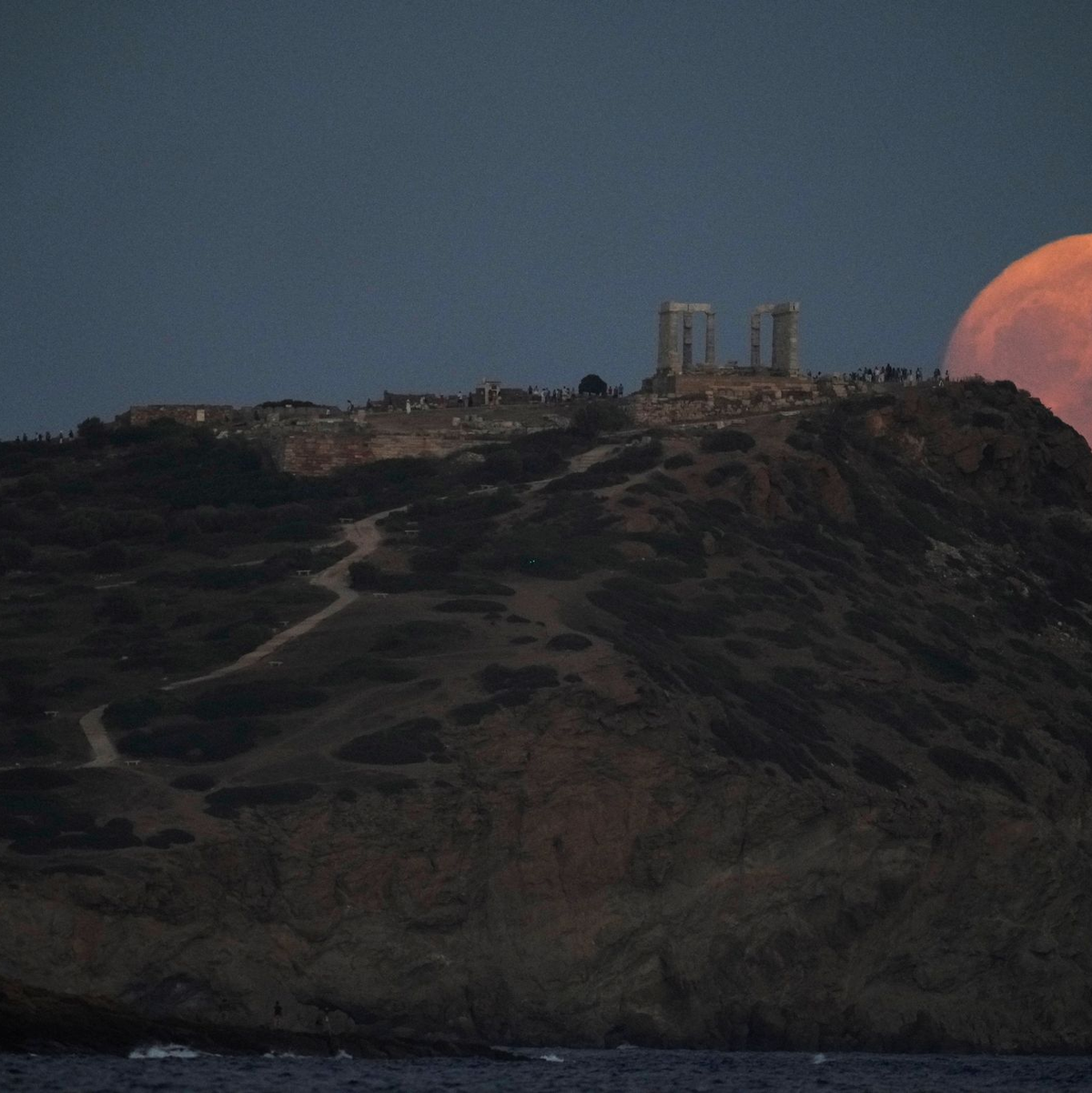 Auch in Athen war der Supermond gut zu sehen. - Foto: Thanassis Stavrakis/AP/dpa