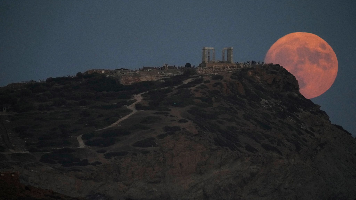 Zeitungen an einem Verkaufsstand in Athen. - Foto: Thanassis Stavrakis/AP/dpa