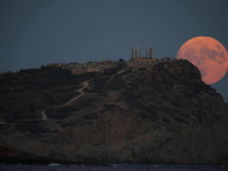 Zeitungen an einem Verkaufsstand in Athen. - Foto: Thanassis Stavrakis/AP/dpa